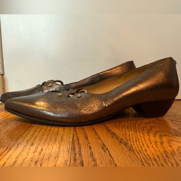 John Fluevog Truth Makena Silver Leather with Key Ring and Studs size 8 RARE - Picture 5 of 13